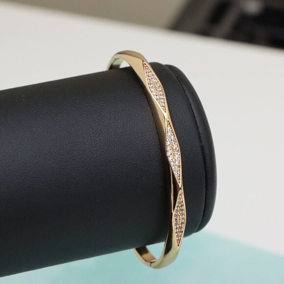 Elegant Wave Pattern Rose Gold Bangle with Sparkling Detailing, XPBL0483 - Picture 7 of 11